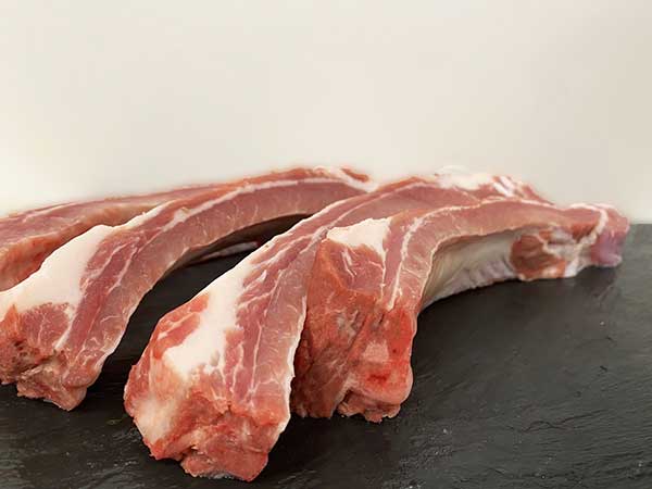 Carne-di-suino-lavorata-al-momento-imola
