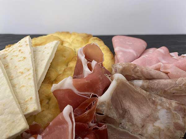 Salame-con-taglio-al-banco-bologna
